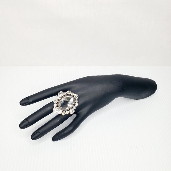 Oval Crystal Rhinestone Silver Halo Stretch Ring. - Picture 7 of 7